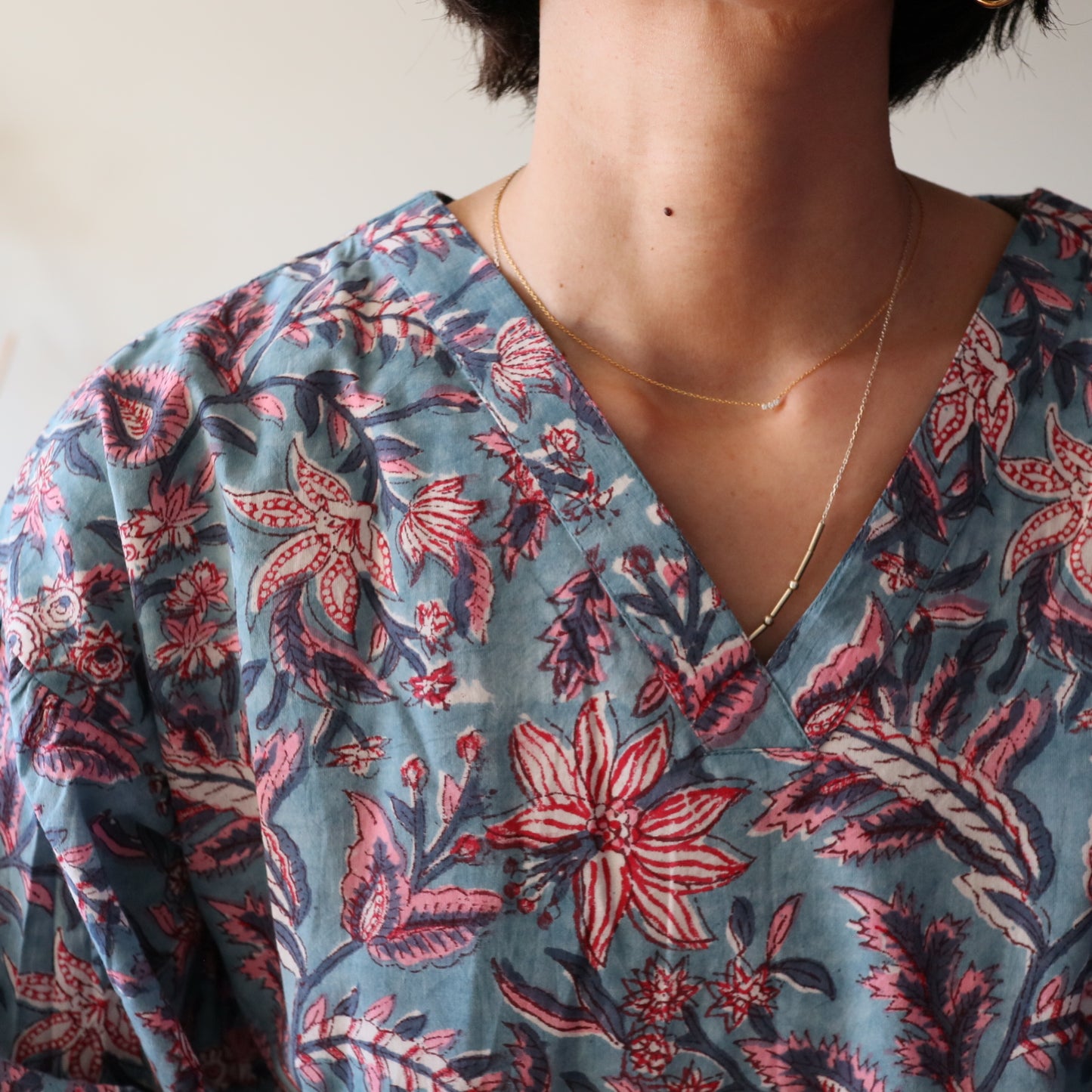 すっきりシルエットの裾揺れフレアワンピース【kusumi blue】