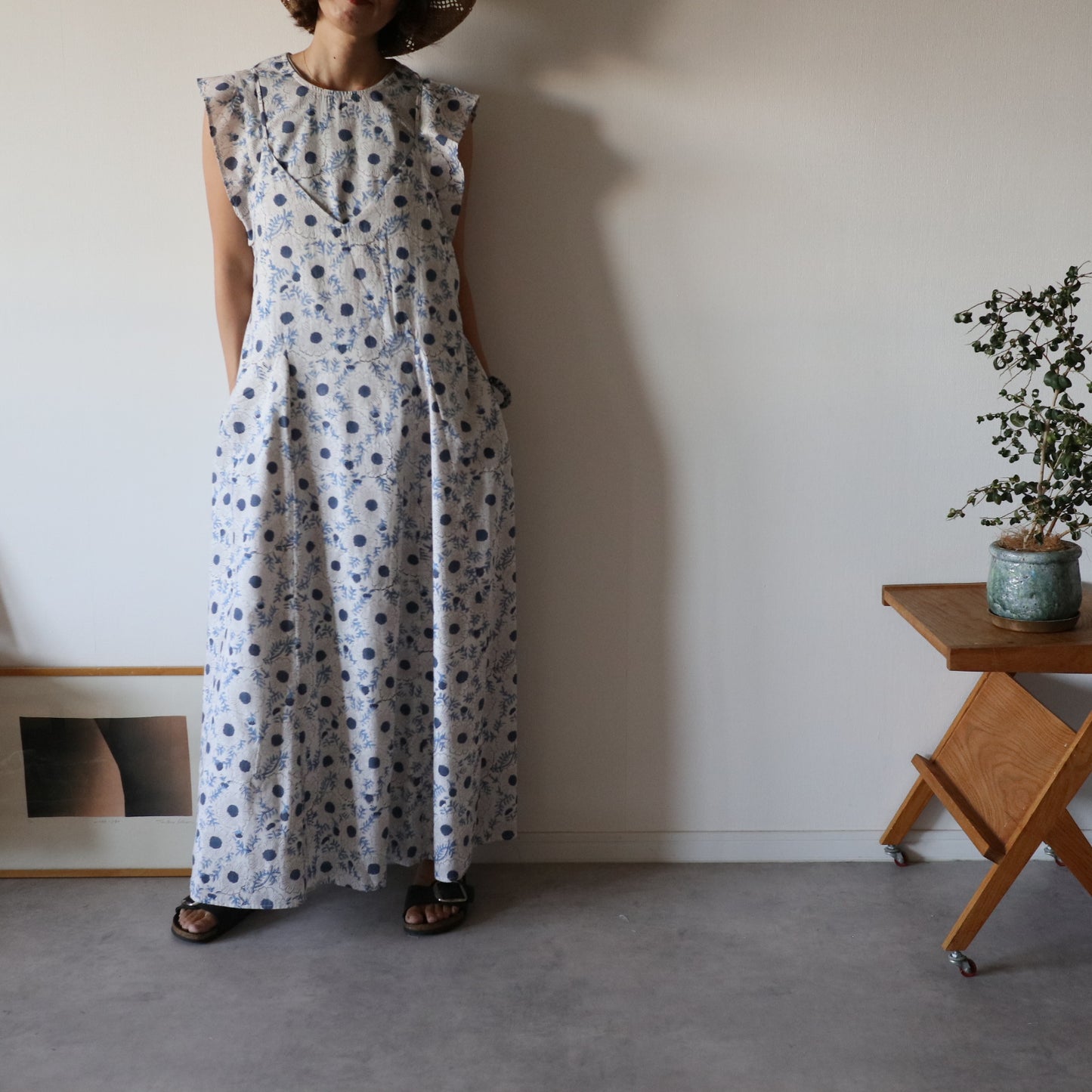 《即納》すっきりシルエットの裾ゆれフレアキャミワンピース【white】