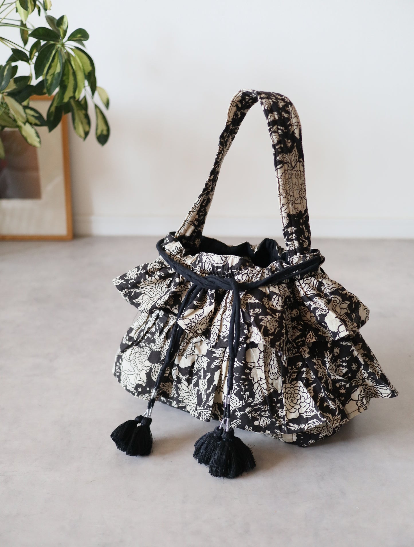 《即納》軽やかフリルの2wayキルトbag【black】
