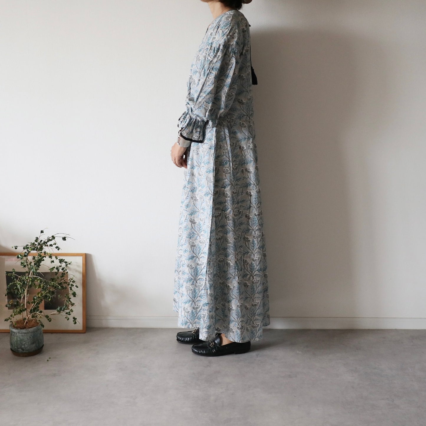 《即納》すっきりシルエットの裾揺れフレアワンピース【gray】