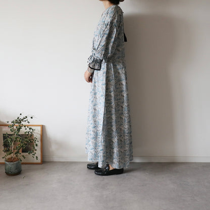 《即納》すっきりシルエットの裾揺れフレアワンピース【gray】