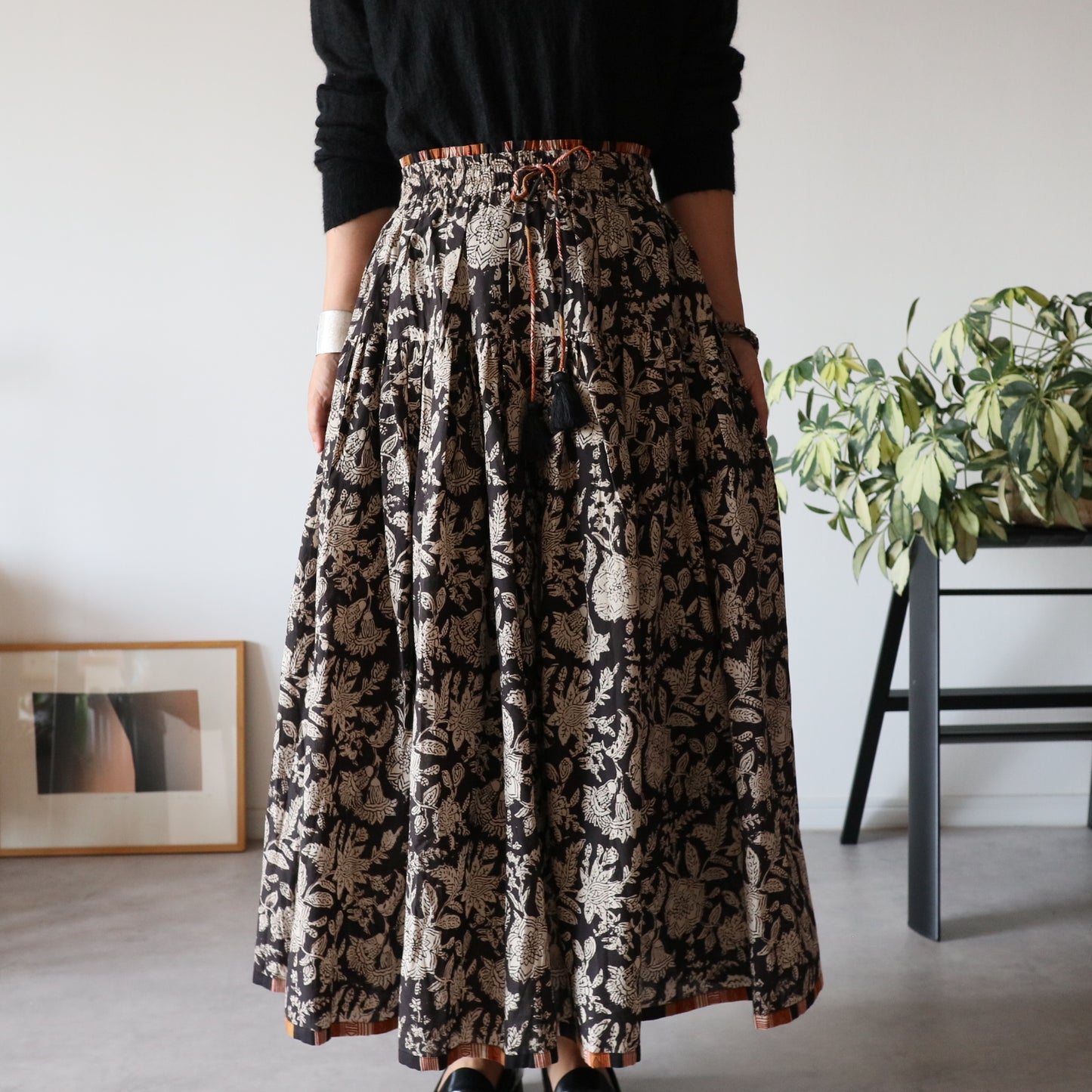 しなやかボリュームのティアードスカート -black＆brown stripe-