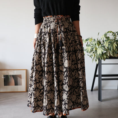 しなやかボリュームのティアードスカート -black＆brown stripe-