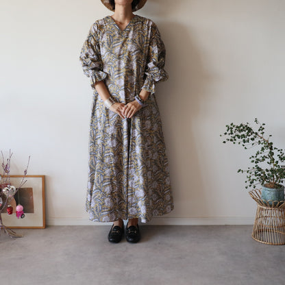 すっきりシルエットの裾揺れフレアワンピース 【brown × navy】