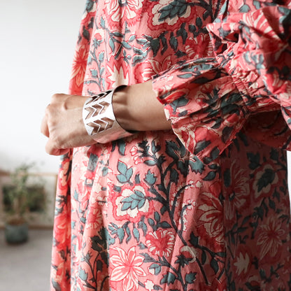 《new》すっきりシルエットの裾揺れフレアワンピース【pale red】