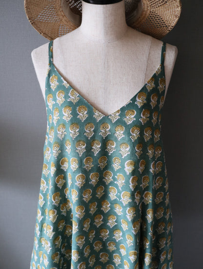すっきりシルエットの裾ゆれフレアキャミワンピース【garden green】