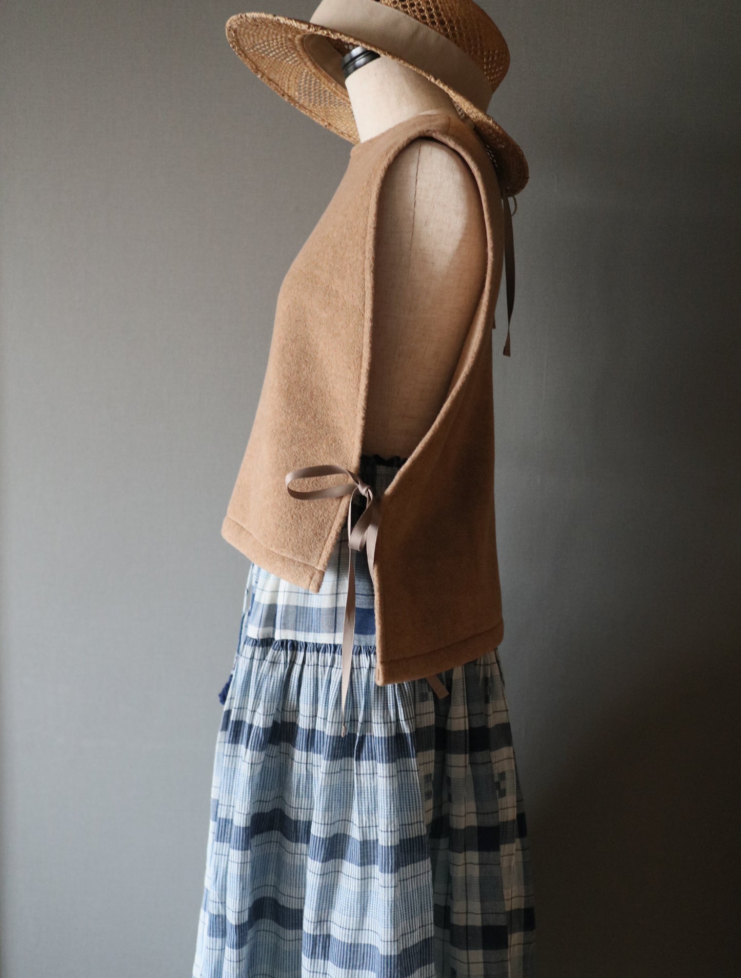 ふんわりあたたか side ribbon vest【camel】