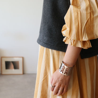 すっきりシルエットの裾揺れフレアワンピース 【mustard stripe】