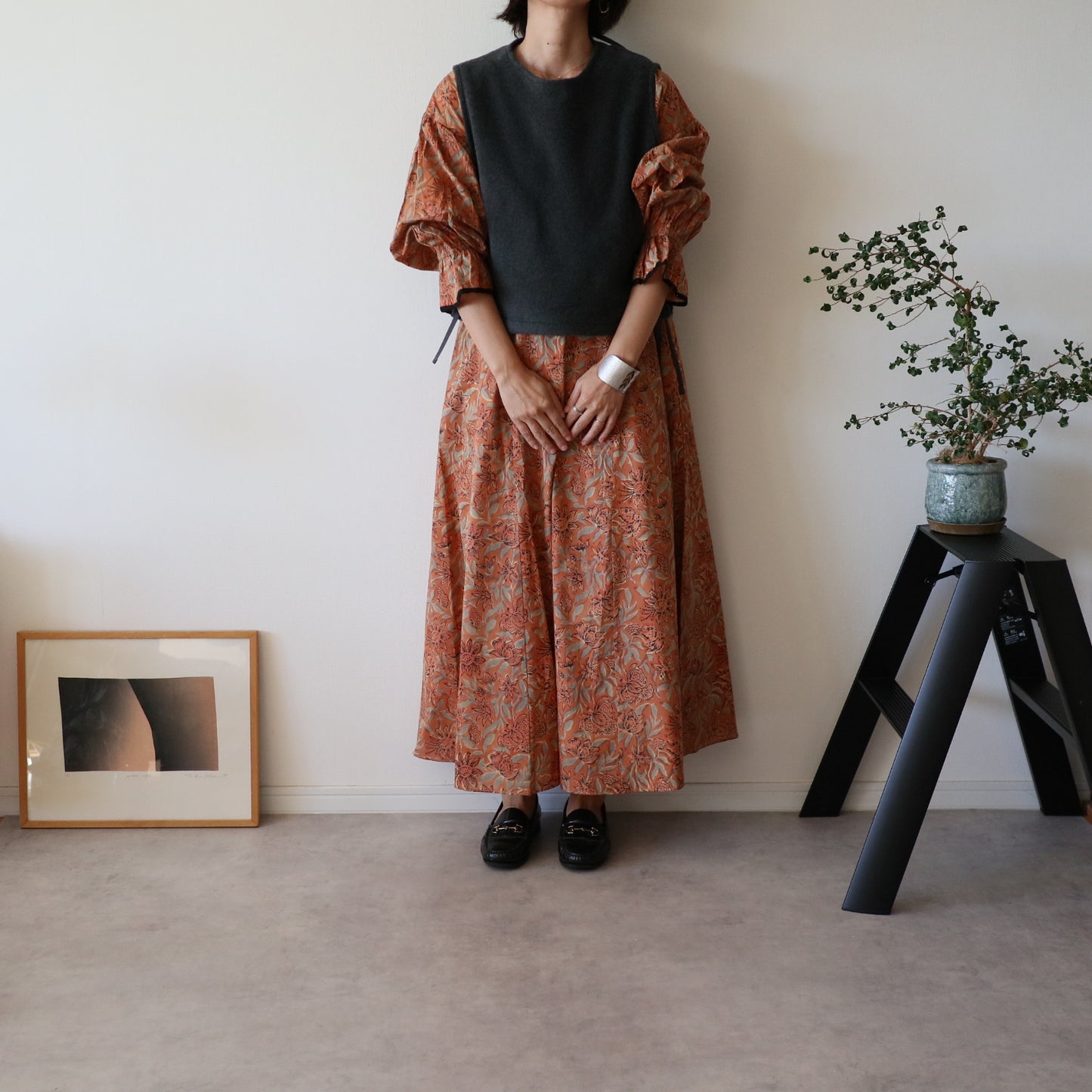 すっきりシルエットの裾揺れフレアワンピース 【kusumi orange】