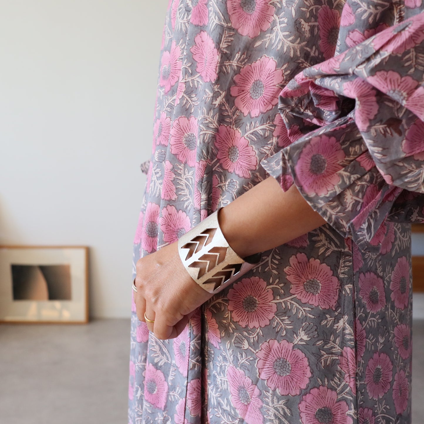 すっきりシルエットの裾揺れフレアワンピース【pink purple】