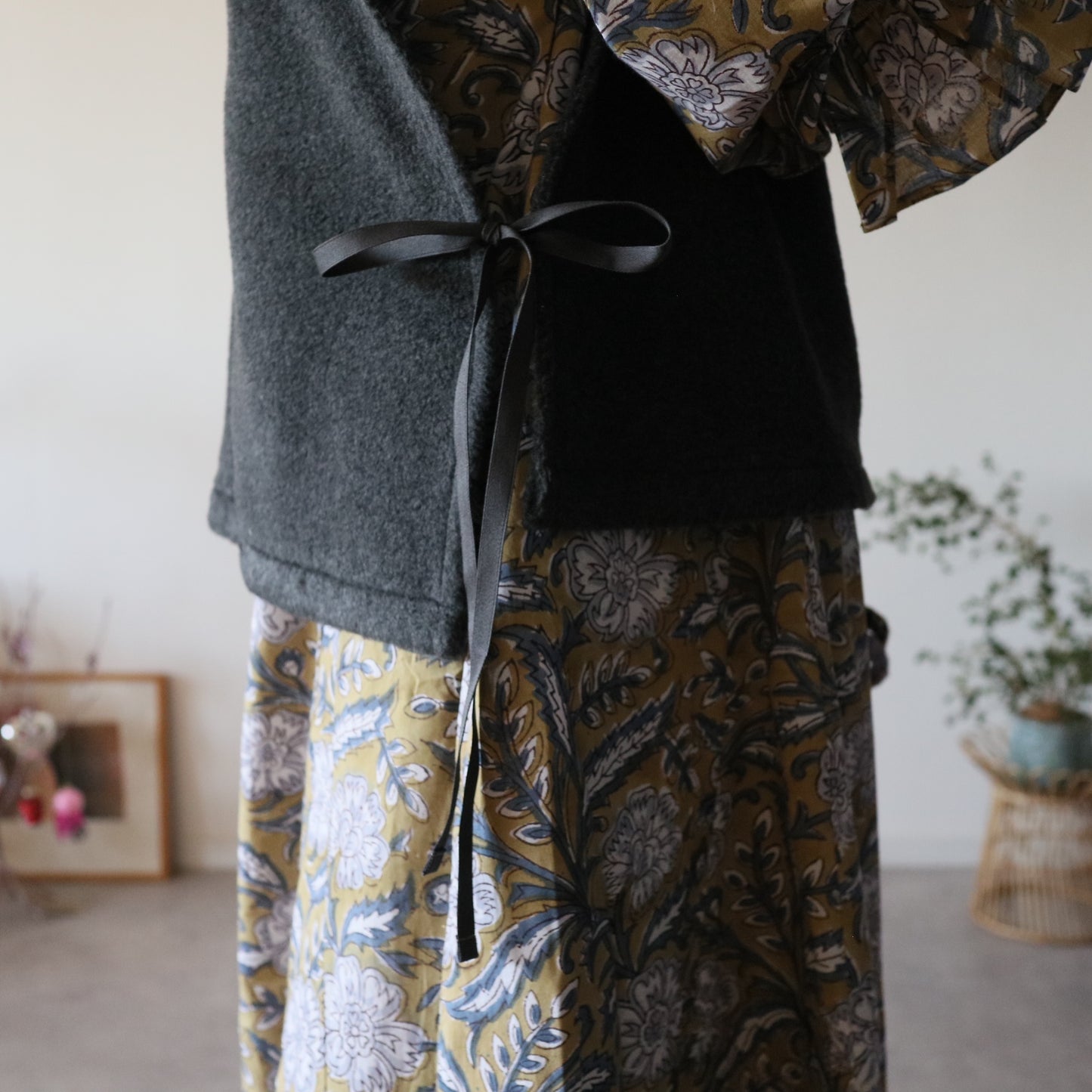 ふんわりあたたか side ribbon vest【charcoal】