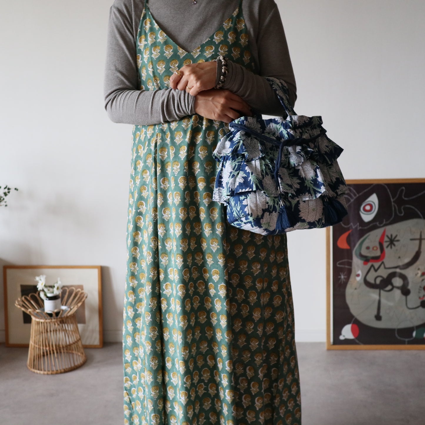 すっきりシルエットの裾ゆれフレアキャミワンピース【garden green】
