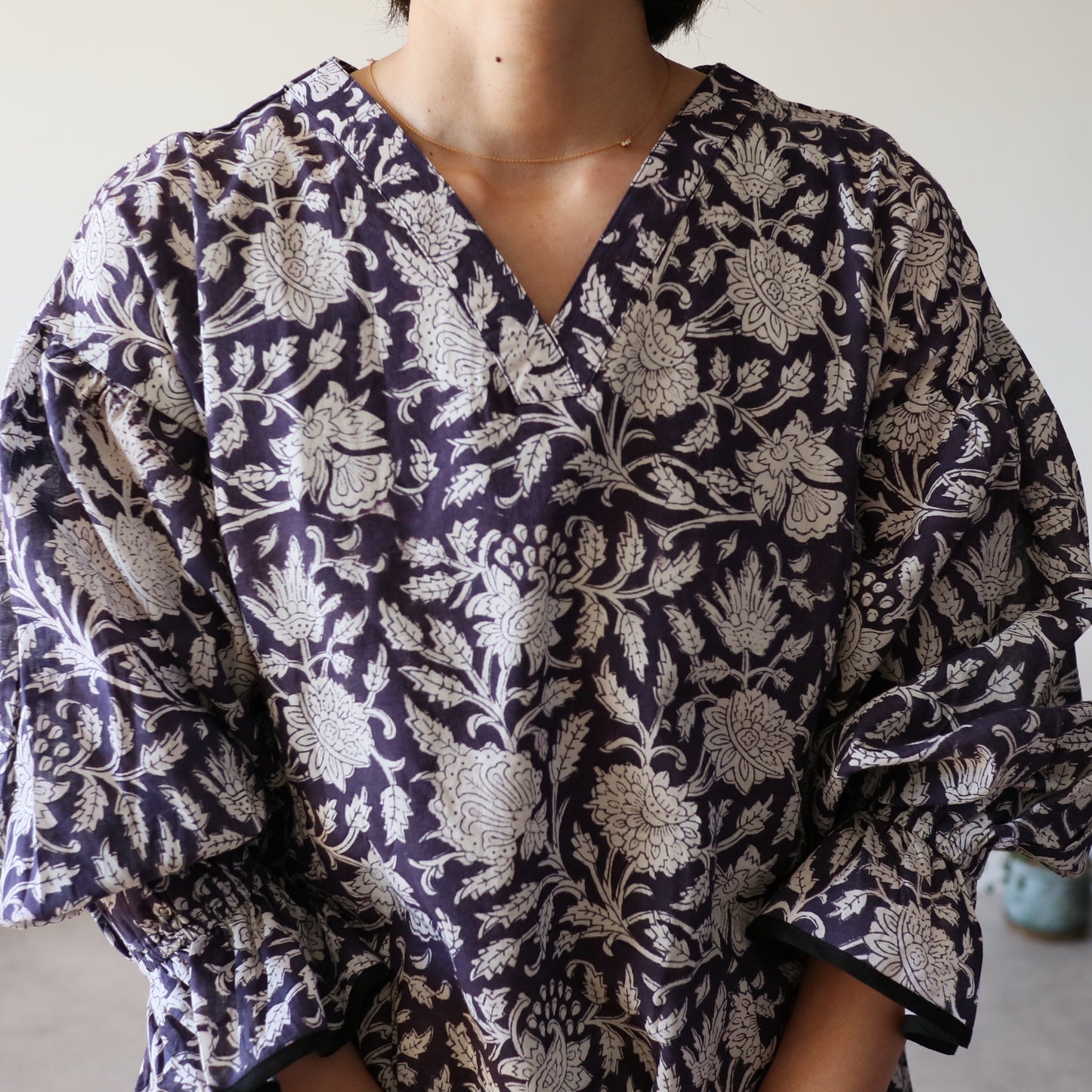 すっきりシルエットの裾揺れフレアワンピース 【smoky navy タッセルver.】