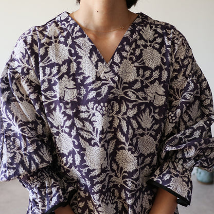 すっきりシルエットの裾揺れフレアワンピース 【smoky navy タッセルver.】