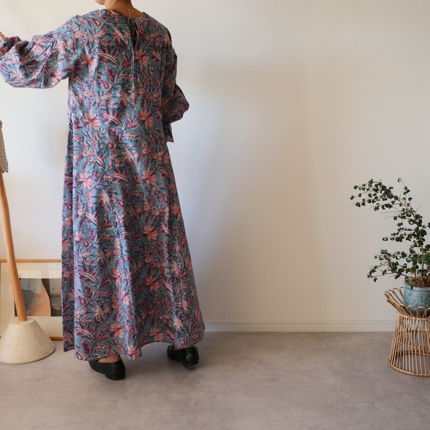 すっきりシルエットの裾揺れフレアワンピース【kusumi blue】