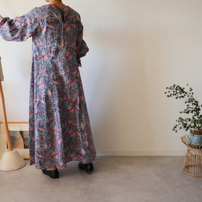 すっきりシルエットの裾揺れフレアワンピース【kusumi blue】