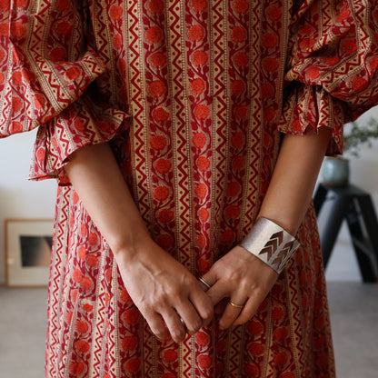 すっきりシルエットの裾揺れフレアワンピース 【red】