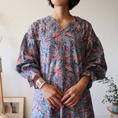 すっきりシルエットの裾揺れフレアワンピース【kusumi blue】