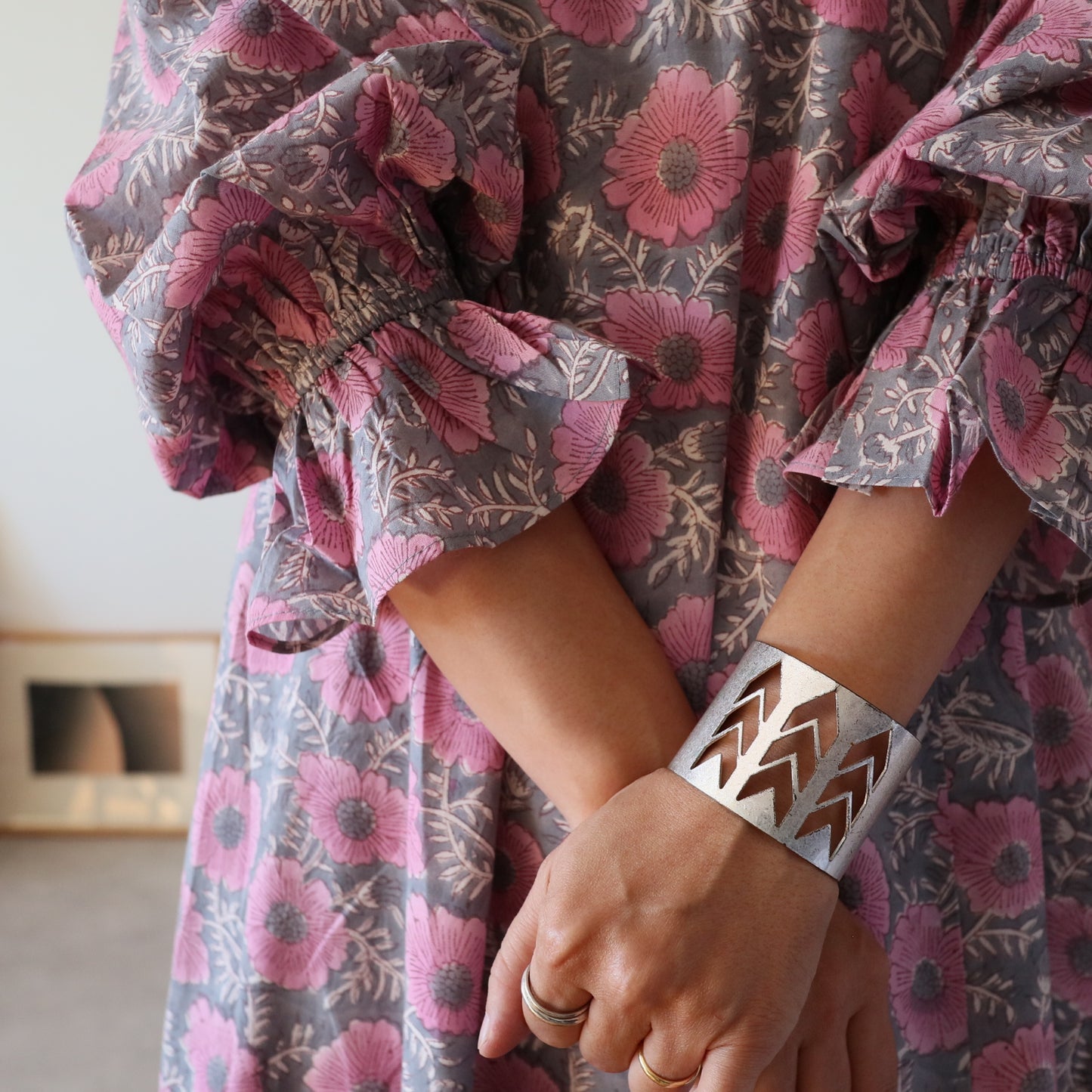 すっきりシルエットの裾揺れフレアワンピース【pink purple】