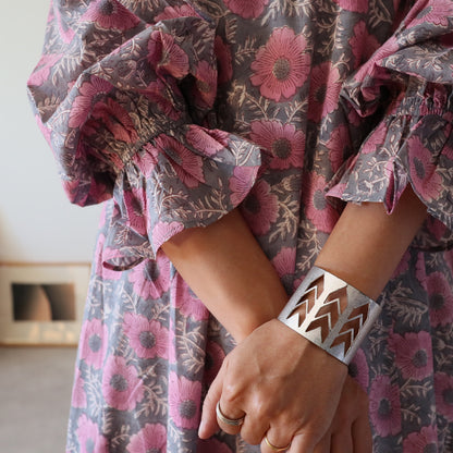 すっきりシルエットの裾揺れフレアワンピース【pink purple】