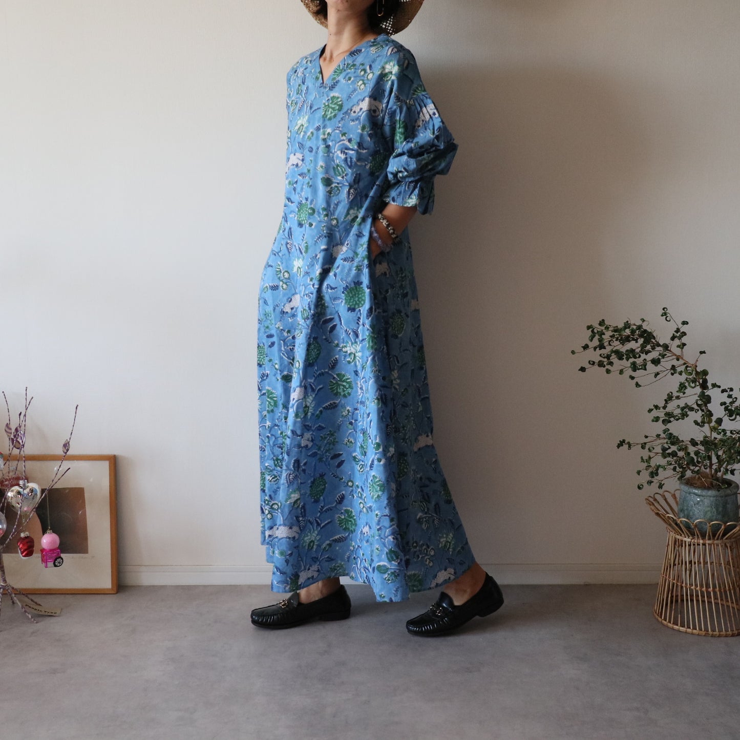 すっきりシルエットの裾揺れフレアワンピース 【blue × green】