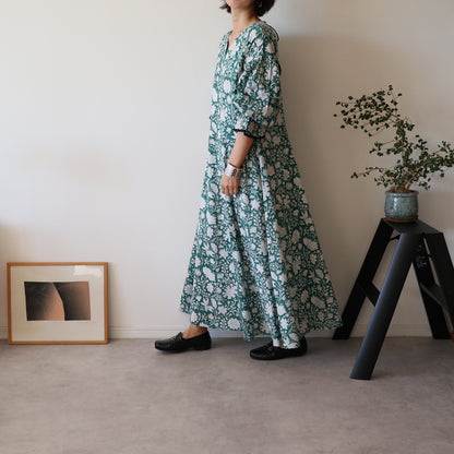 すっきりシルエットの裾揺れフレアワンピース 【green × white flower】