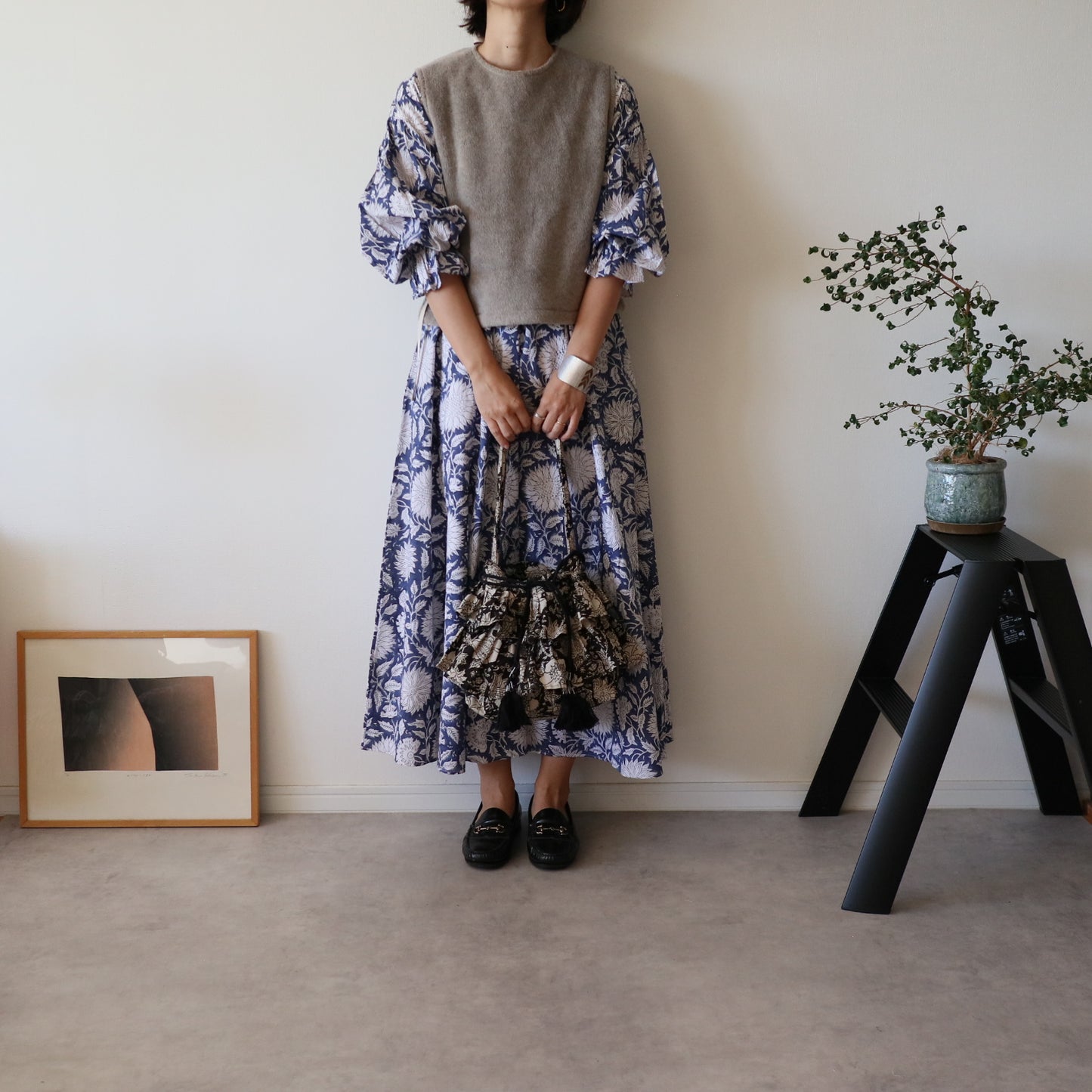 すっきりシルエットの裾揺れフレアワンピース 【blue × white flower】