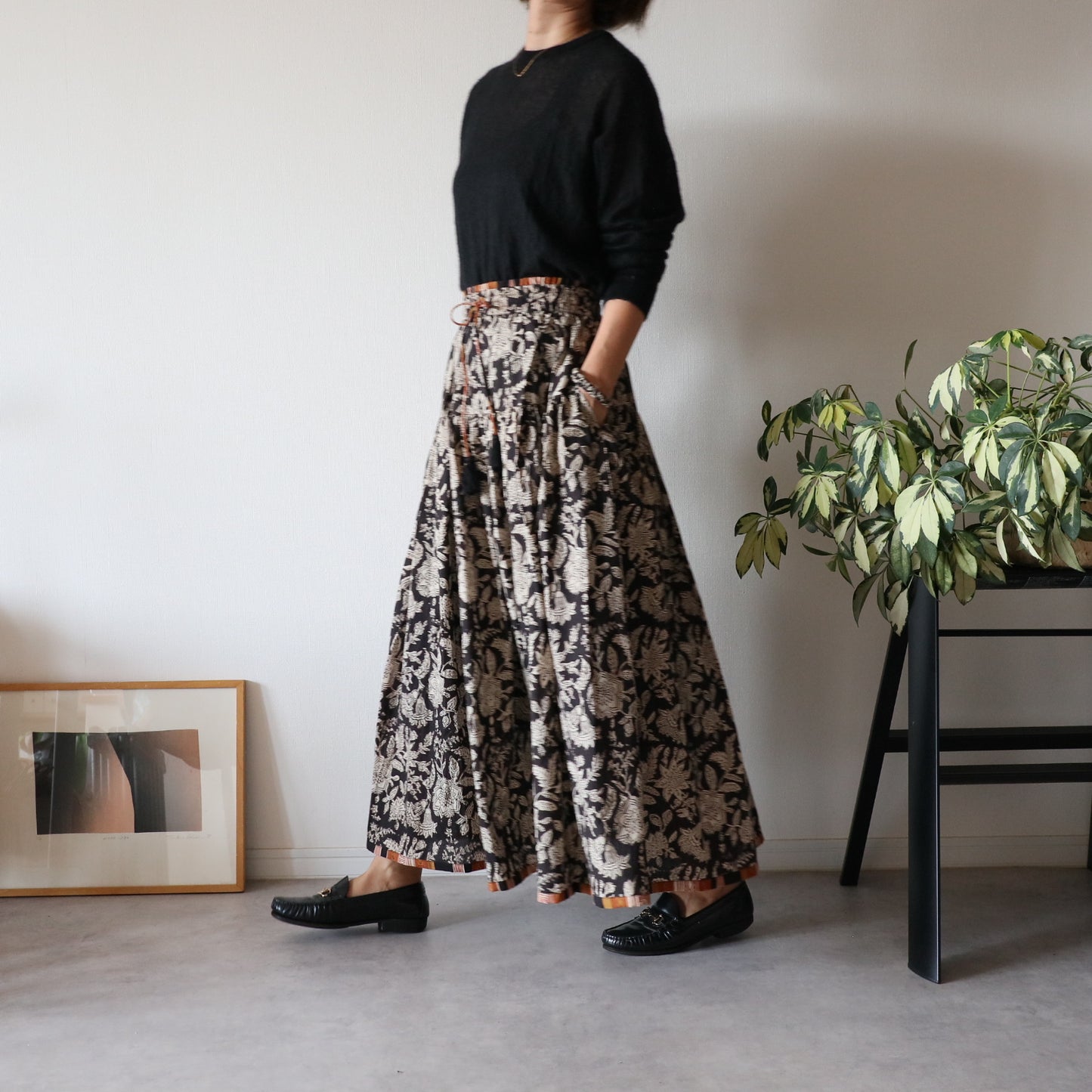 しなやかボリュームのティアードスカート -black＆brown stripe-