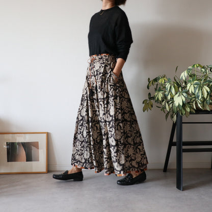 しなやかボリュームのティアードスカート -black＆brown stripe-