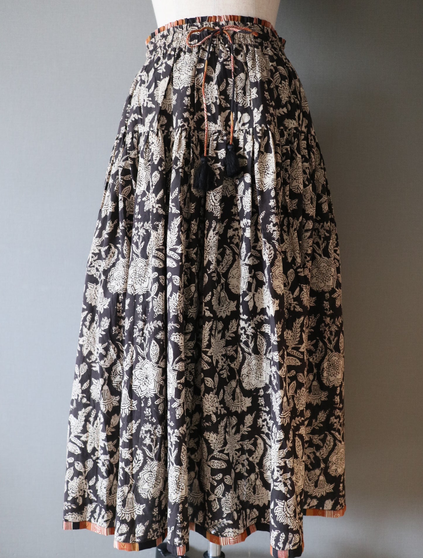 しなやかボリュームのティアードスカート -black＆brown stripe-