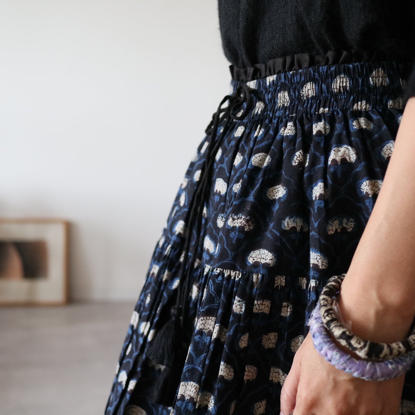 しなやかボリュームのティアードスカート -navy-