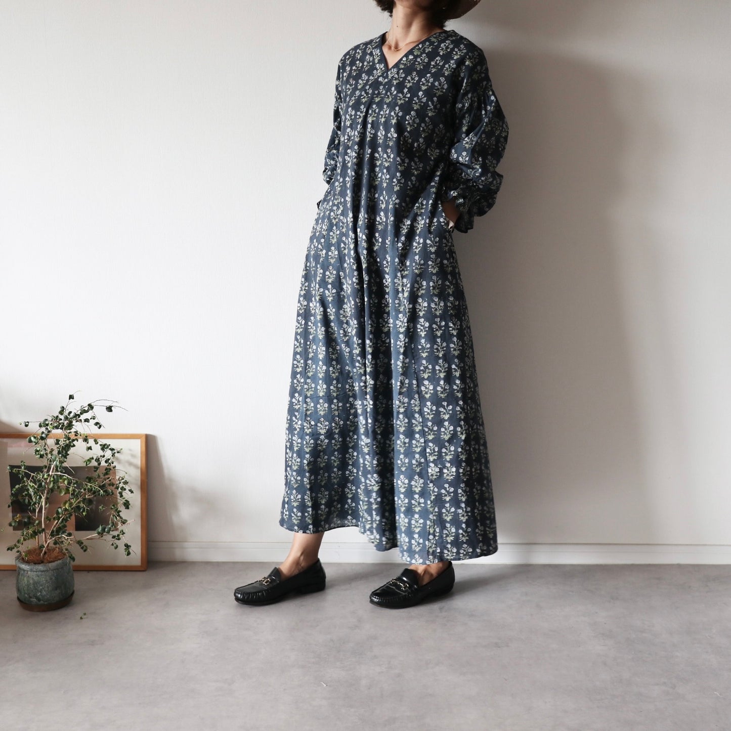 《即納》すっきりシルエットの裾揺れフレアワンピース【charcoal gray】