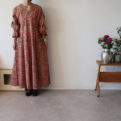 すっきりシルエットの裾揺れフレアワンピース【orange】