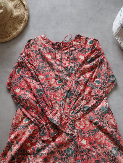 《new》すっきりシルエットの裾揺れフレアワンピース【pale red】