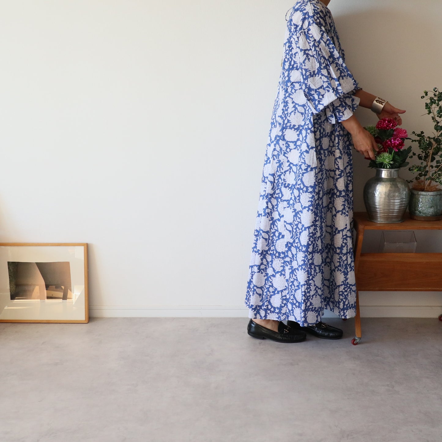 すっきりシルエットの裾揺れフレアワンピース【blue】