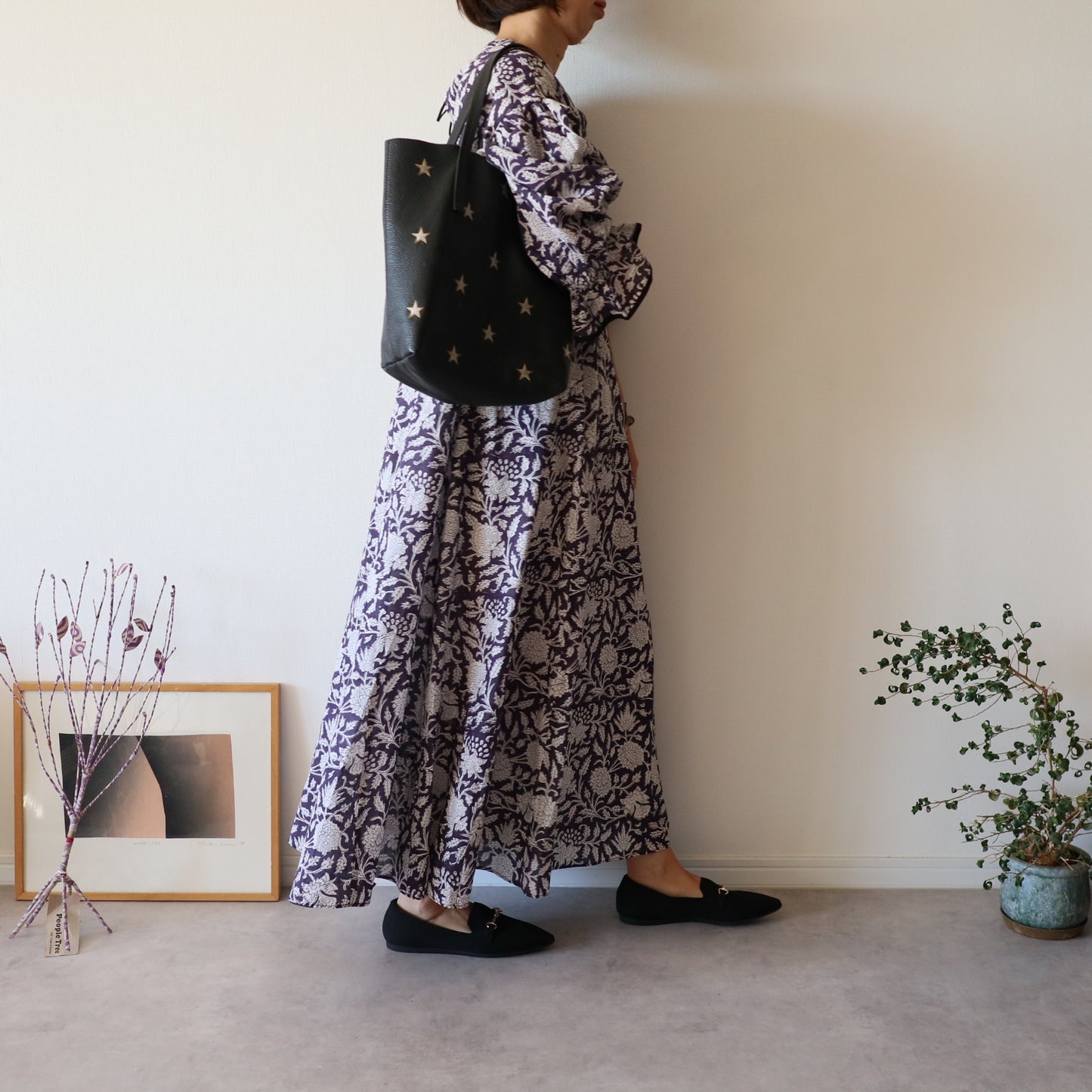 すっきりシルエットの裾揺れフレアワンピース 【smoky navy タッセルver.】
