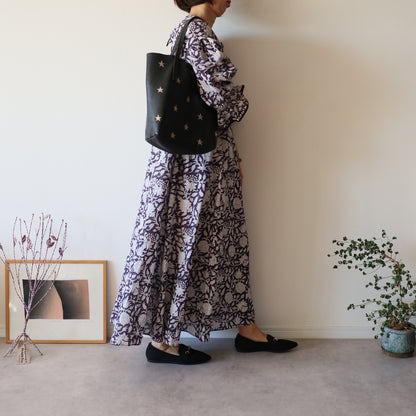 すっきりシルエットの裾揺れフレアワンピース 【smoky navy タッセルver.】