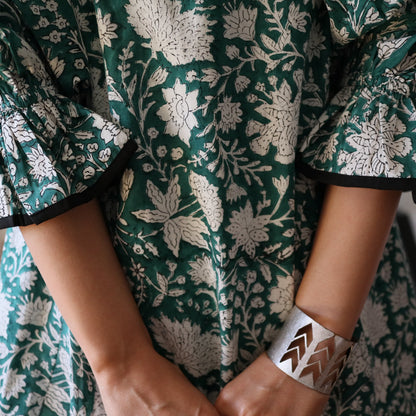 すっきりシルエットの裾揺れフレアワンピース 【green × white flower】