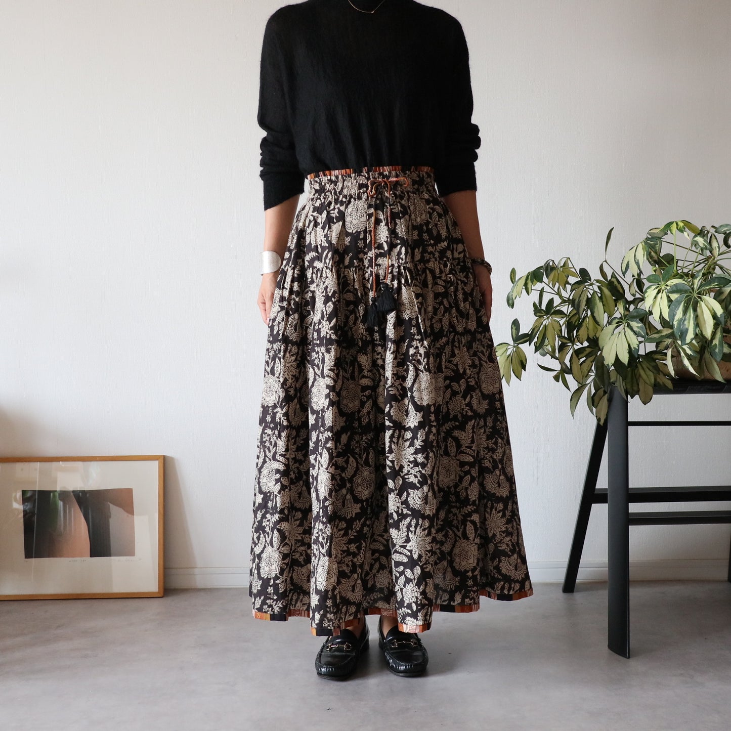 しなやかボリュームのティアードスカート -black＆brown stripe-