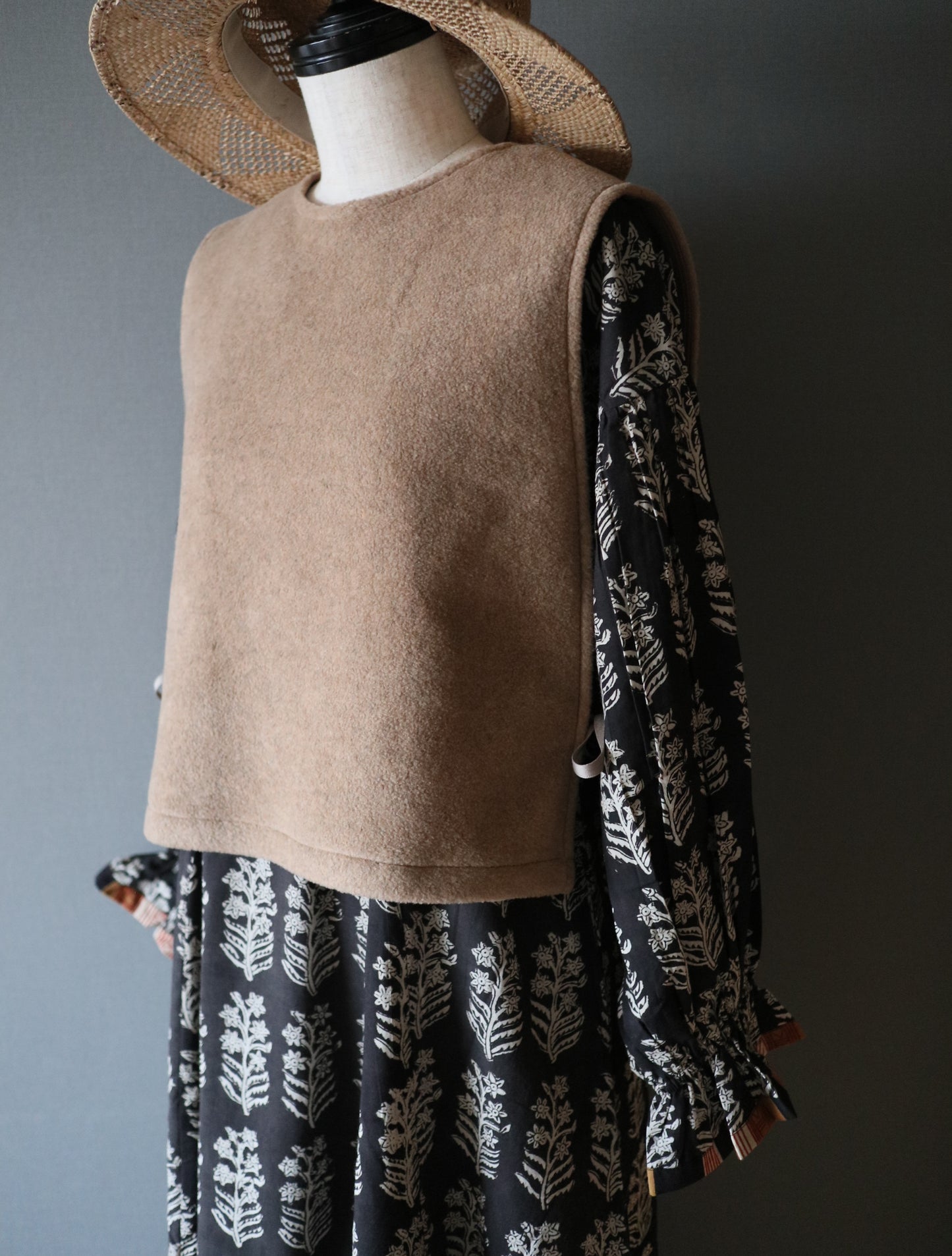 ふんわりあたたか side ribbon vest【camel】