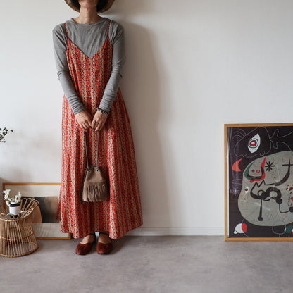 すっきりシルエットの裾ゆれフレアキャミワンピース【sun red】