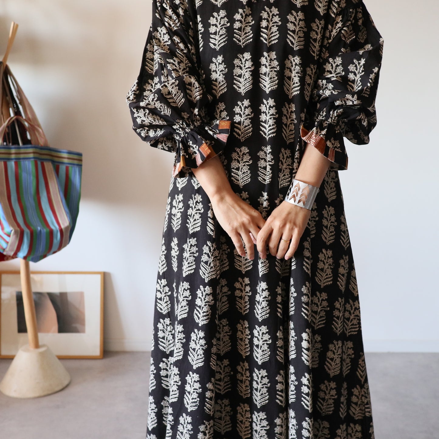 すっきりシルエットの裾揺れフレアワンピース【black】