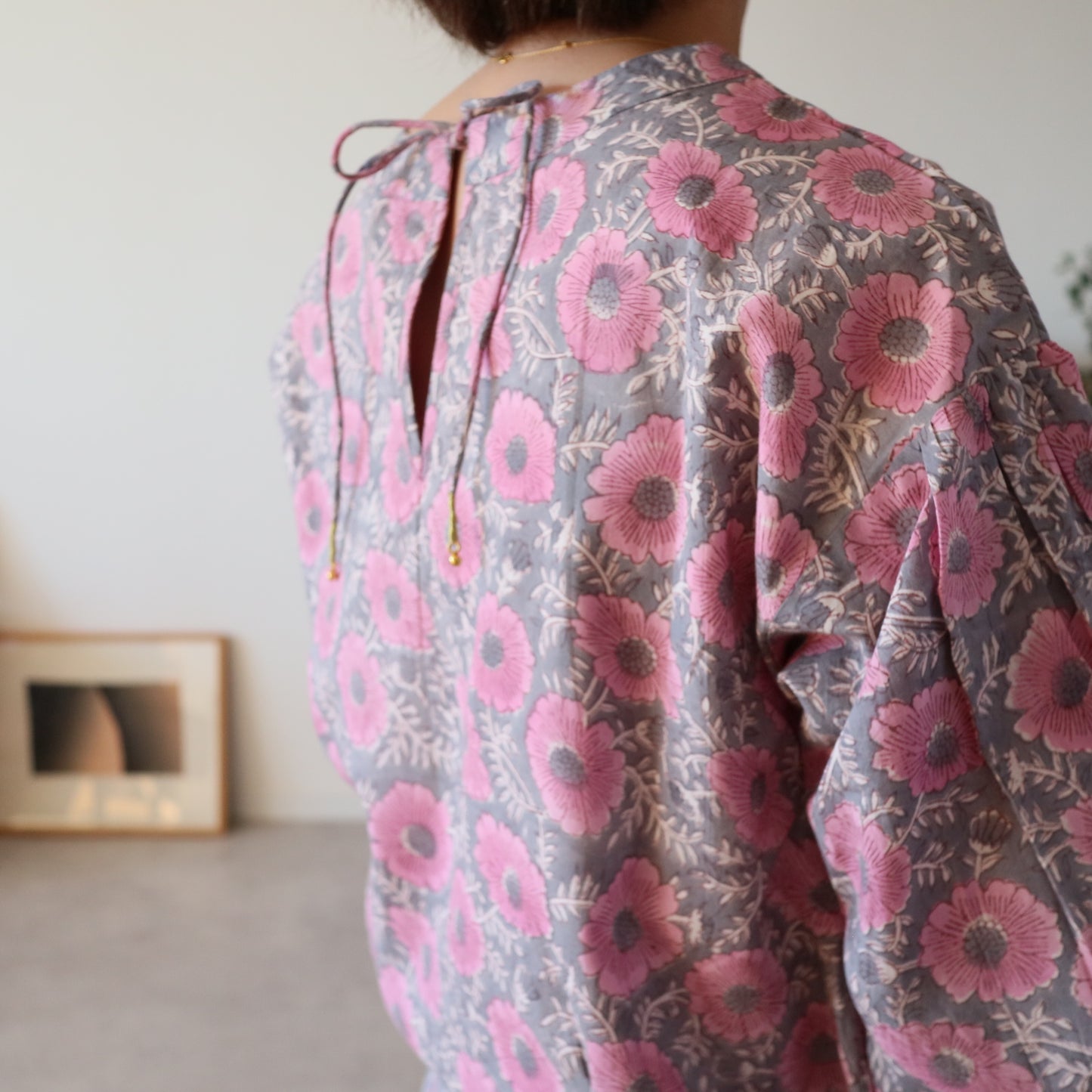 すっきりシルエットの裾揺れフレアワンピース【pink purple】