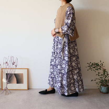 すっきりシルエットの裾揺れフレアワンピース 【smoky navy 鈴ver.】
