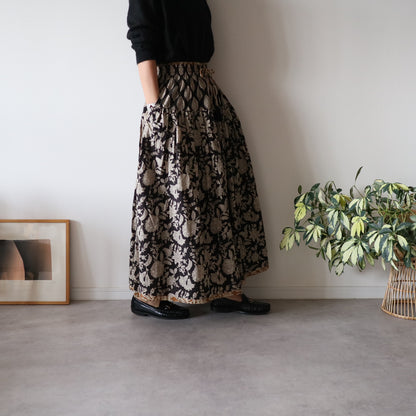 しなやかボリュームのティアードスカート -black×brown flower-