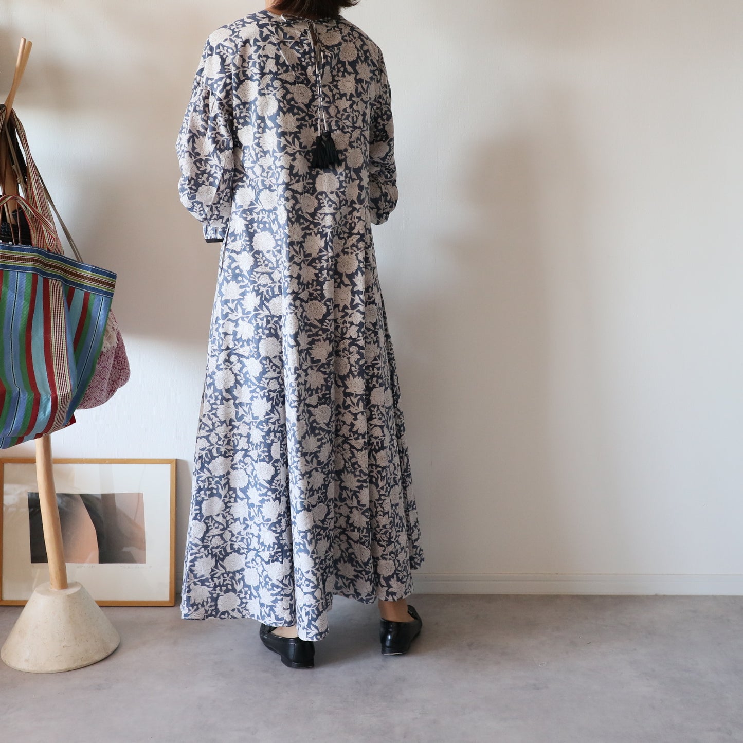 すっきりシルエットの裾揺れフレアワンピース【navy】