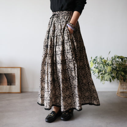 しなやかボリュームのティアードスカート -black-