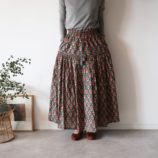 しなやかボリュームのティアードスカート -forest green-