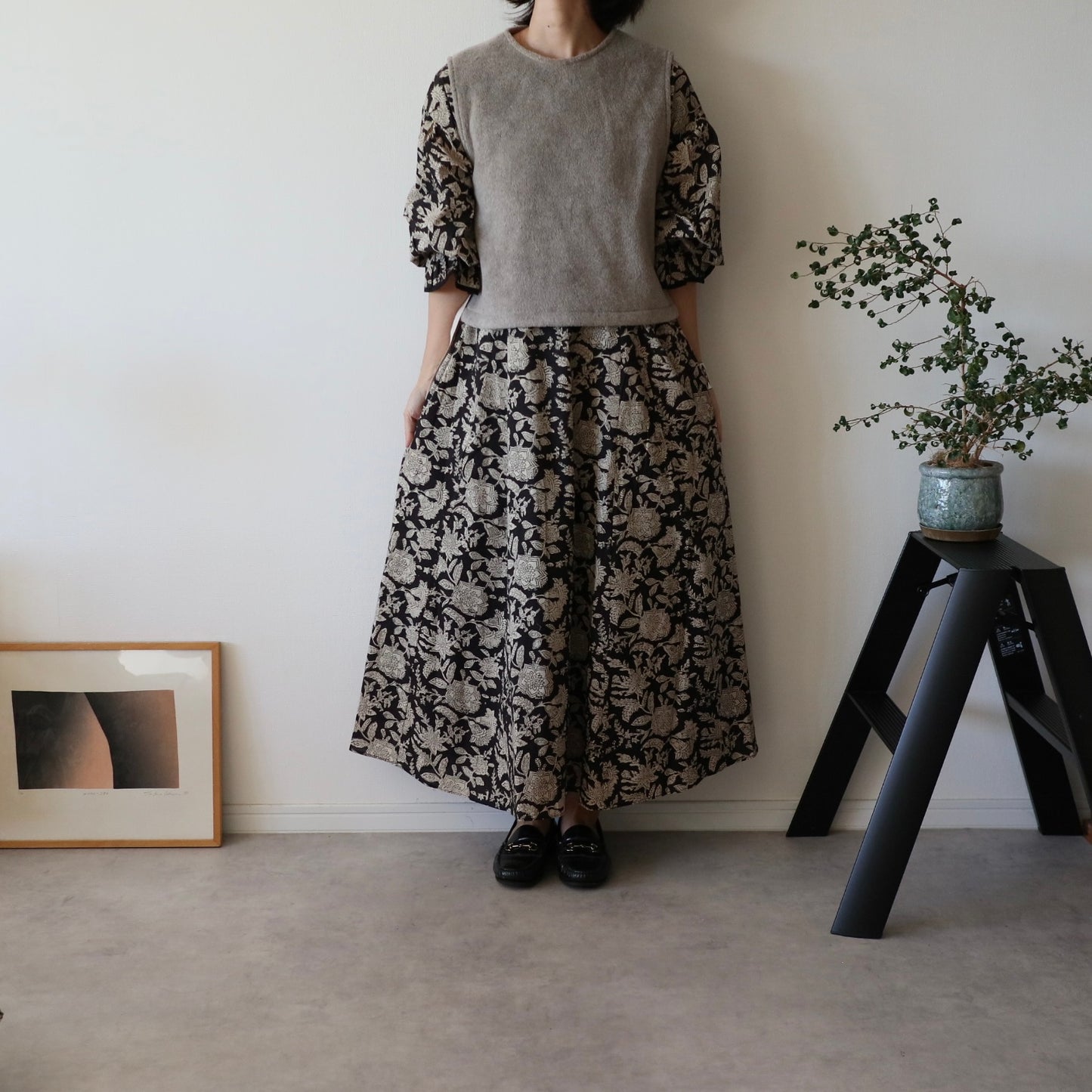 すっきりシルエットの裾揺れフレアワンピース 【black tassel】