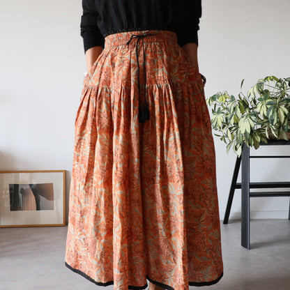 しなやかボリュームのティアードスカート -kusumi orange-